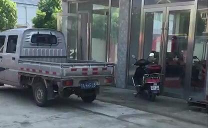 展廳門口，二次構(gòu)造柱泵準備裝車ing